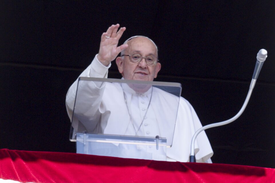 Papa Franjo na Majčin dan: Pomolimo se i za majke u nebu