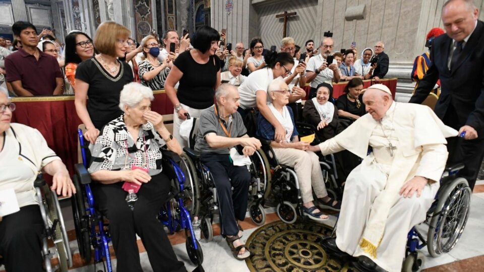 Papa: Stariji su ‘čvrsti temelj’ budućnosti