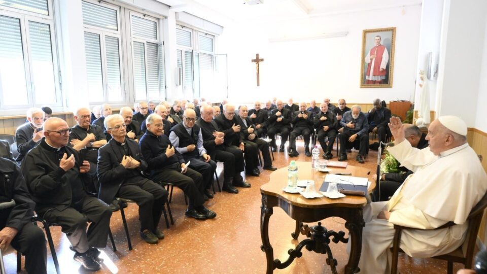 Papa Franjo susreo se sa starijim svećenicima u rimskoj župi – Vatican News