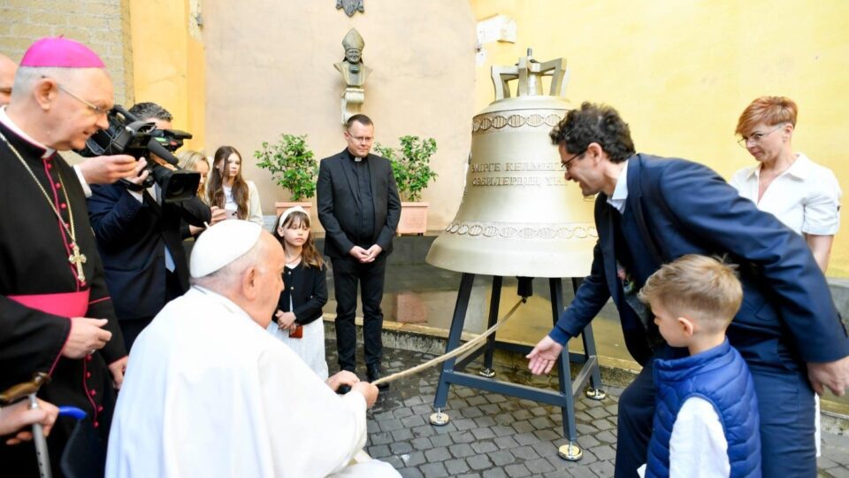 Papa blagoslovio zvono “Glasa nerođenih” namijenjeno Kazahstanu – Vatican News