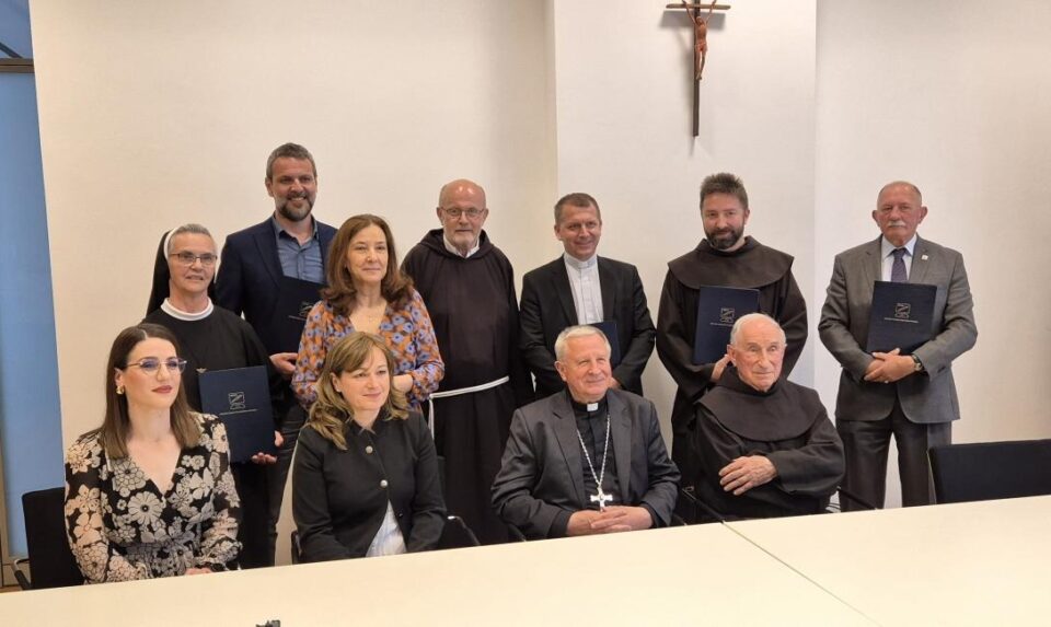 Hrvatsko društvo katoličkih novinara dodijelilo priznanje Vjerskoj emisiji Radija Herceg-Bosne povodom 30 godina emitiranja