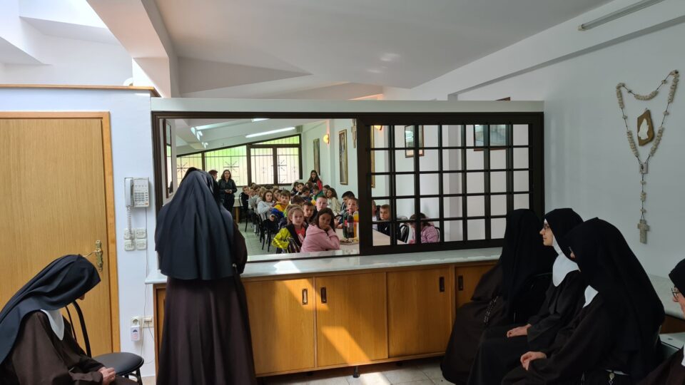 Učenici Katoličkog školskog centra “Petar Barbarić” posjetili sestre klarise u Brestovskom