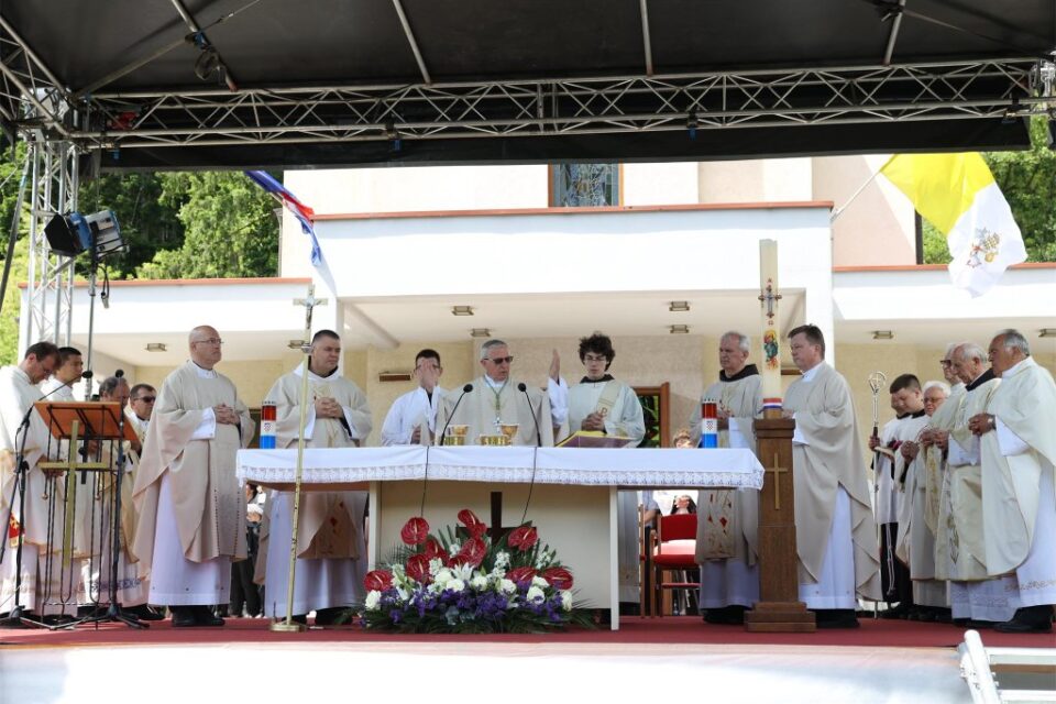 Biskup Gorski u Maclju predvodio misu za žrtve Bleiburške tragedije i križnih puteva hrvatskoga naroda