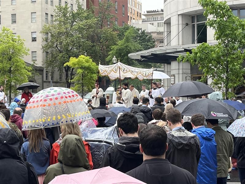 Preko 1 000 prisustvuje euharistijskoj procesiji u Washingtonu, DC unatoč kiši