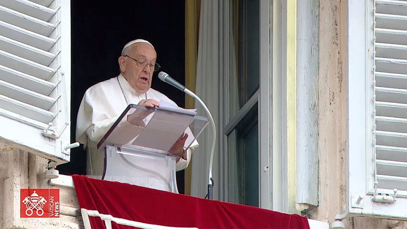 Papa: Slušajmo Duha Svetoga čitajući Riječ Božju, klanjanjem i molitvom