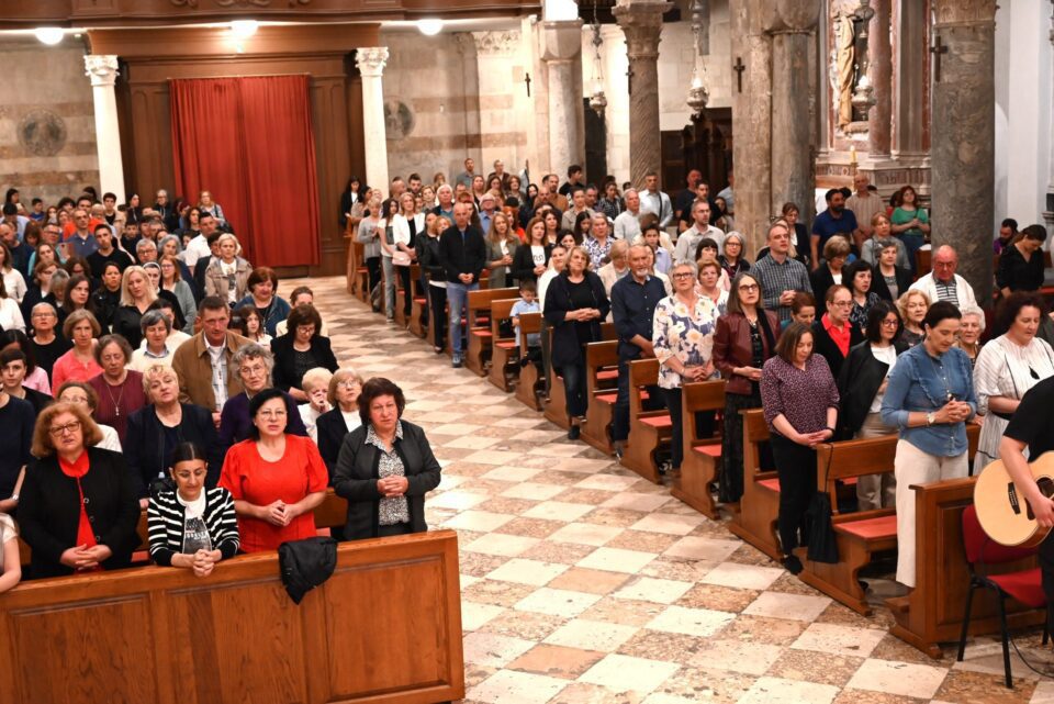 ZADAR: Nadbiskup Zgrablić predvodio misno slavlje na Duhovskom bdjenju u katedrali sv. Stošije