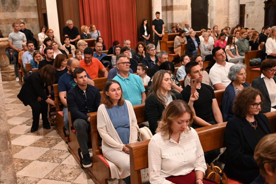 ZADAR: Susret crkvenih zajednica Zadarske nadbiskupije u katedrali sv. Stošije na uočnicu svetkovine Duhova