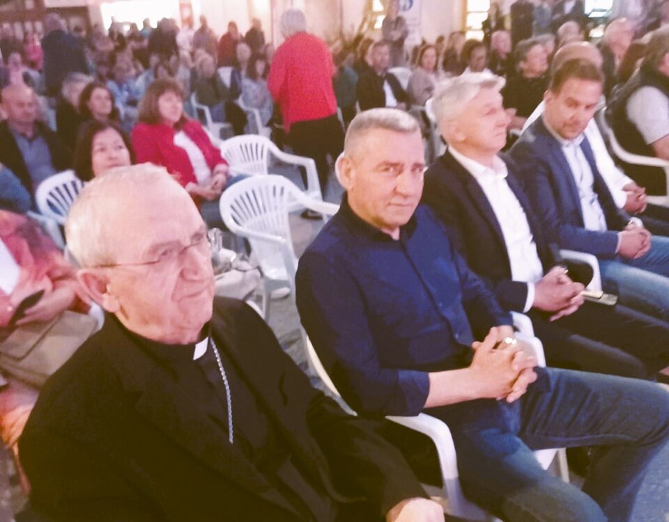 PAKOŠTANE: Mons. Puljić predvodio misu za hrvatske branitelje – Duhovna obnova ‘Za slobodu nas Krist oslobodi’