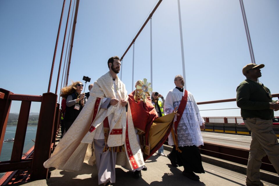 FOTOGRAFIJE: Isus prelazi most Golden Gate na početku nacionalnog euharistijskog hodočašća