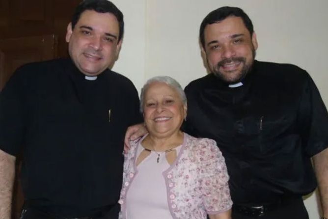 Majka svećenika blizanaca: Najveće bogatstvo za roditelje je imati sinove svećenike