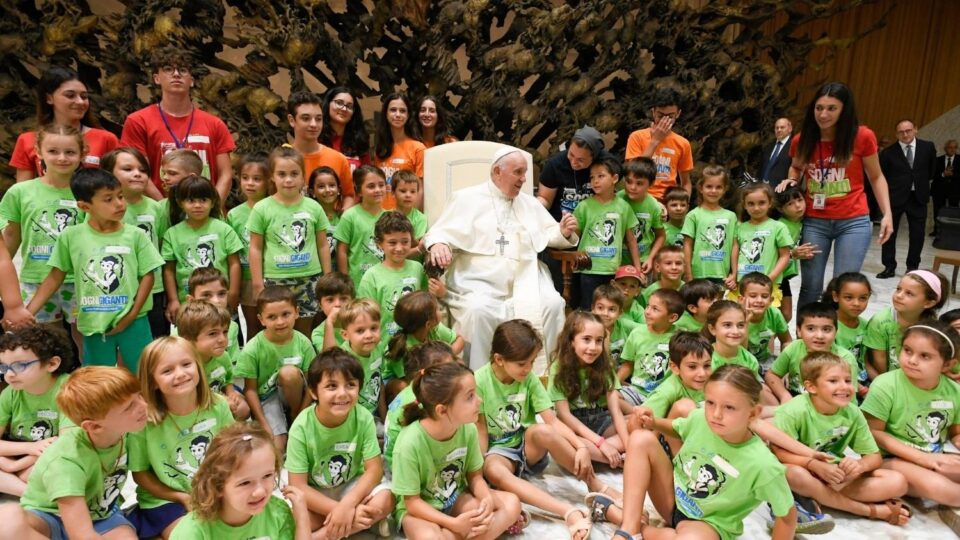 Papina poruka za 1. Svjetski dan djece: “Evo, sve činim novo!” [25. i 26. 5.] – Dubrovačka biskupija