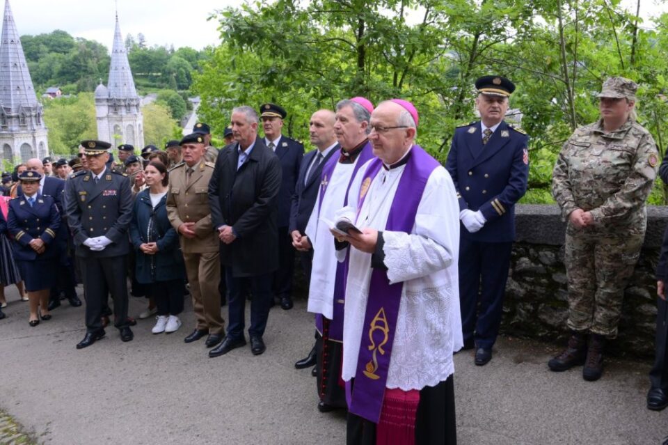 Križni put na lurdskoj Kalvariji i paljenje zavjetne svijeće