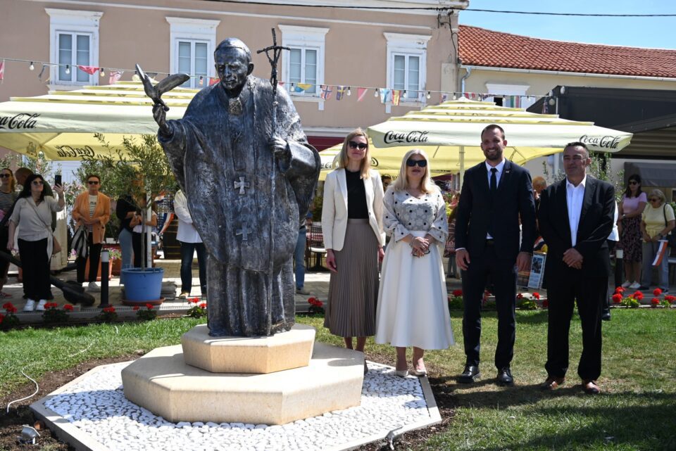 BIOGRAD n/m: Postavljen i blagoslovljen spomenik sv. Ivanu Pavlu II.