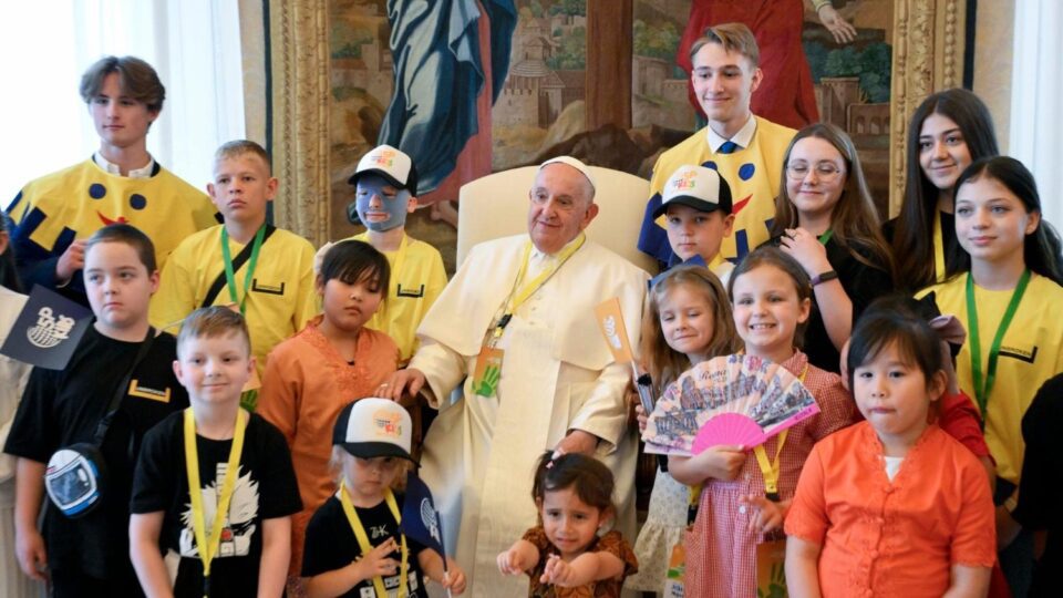 Papa se susreo s ukrajinskom i palestinskom djecom – Vatican News