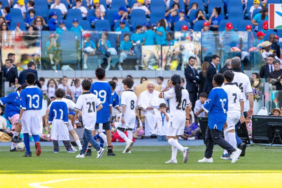 Papa Franjo susreo se s 50.000 ljudi za Svjetski dan djeteta na Olimpijskom stadionu u Rimu