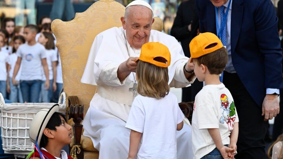 Papa slavi mir s djecom okupljenom u Rimu na prvom WCD-u – Vatican News
