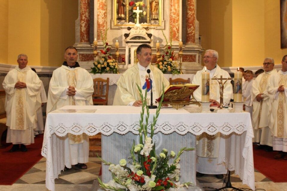 Proslava Pomoćnice kršćana i krizma u Orebiću te krizma u Gružu – Dubrovačka biskupija