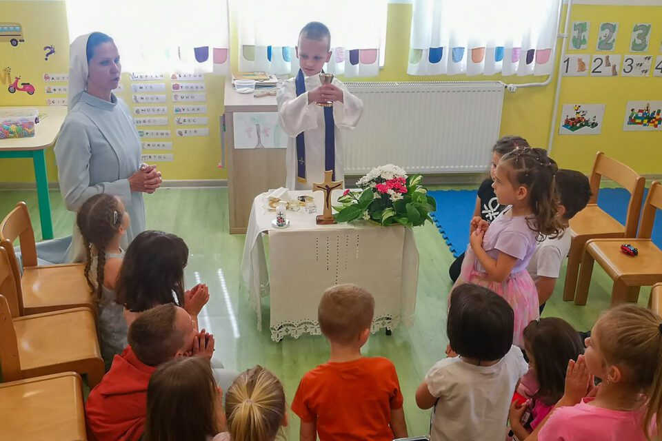 Kroz vjerske aktivnosti djeca iz vrtića u Selima upoznala prostor i predmete u crkvi – Sisačka biskupija