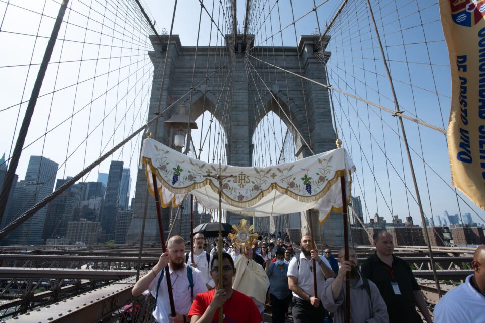 ‘On dolazi!’: Radosno euharistijsko hodočašće u New Yorku, prelazi Brooklyn Bridge