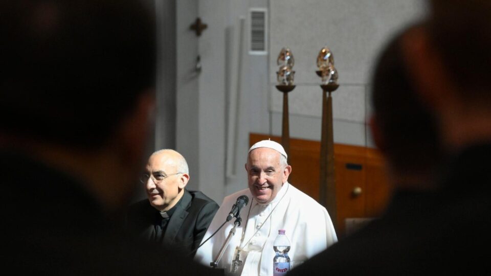Papa se susreo s mladim rimskim svećenicima: “Ne umorite se činiti dobro” – Vatican News