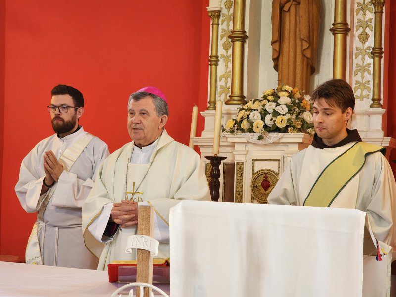 VIDEO: Nadbiskup Vukšić slavio Misu i podijelio diplome sudionicima Đakonske pastoralne godine
