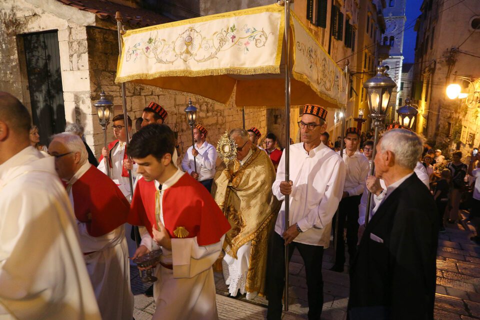 Brojni vjernici grada Šibenika proslavili svetkovinu Tijelova