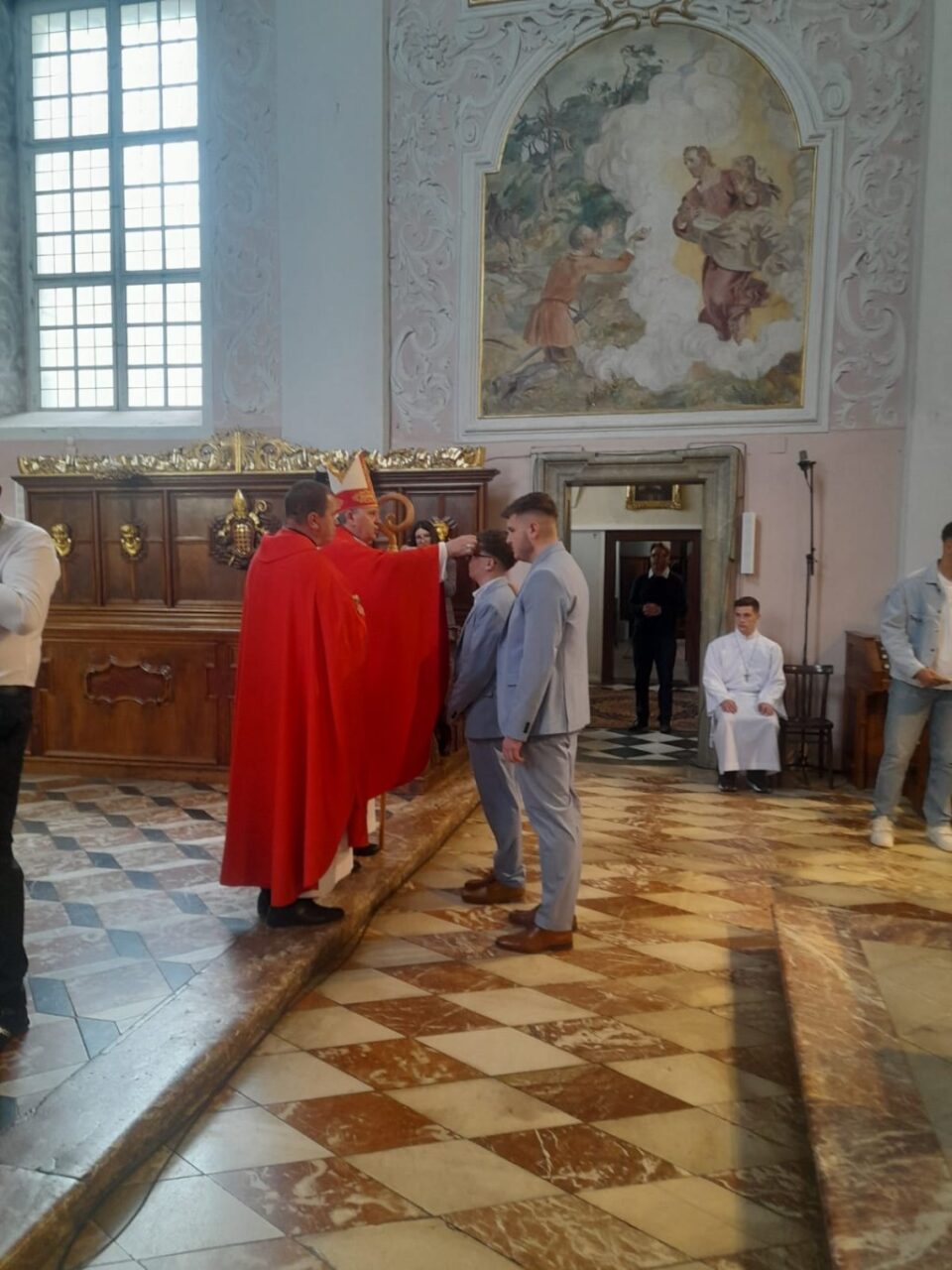 Nadbiskup Vukšić slavio Misu katedrali u Klagenfurtu i krizmao 50 pripravnika i pripravnica