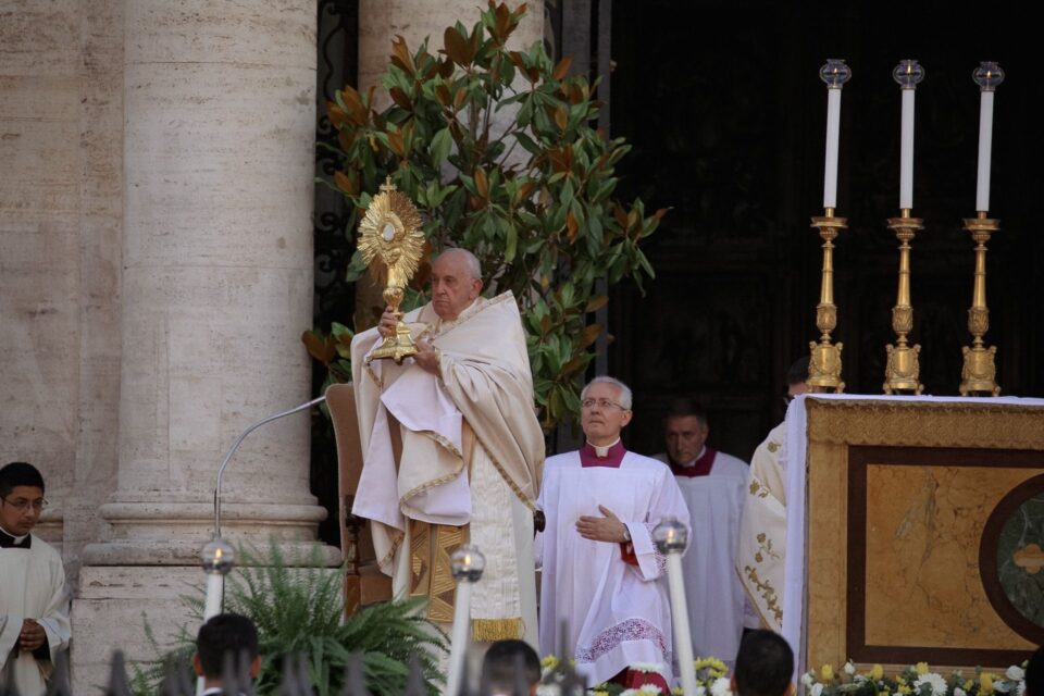 Papa Franjo pridružio se slavlju Tijelova u Rimu prvi put nakon nekoliko godina