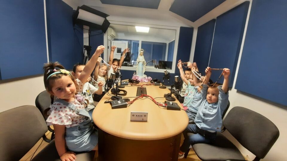 Svjetski dan djece na Radio Marija BiH u znaku molitve najmlađih volontera