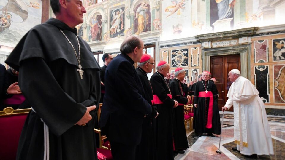 Papa: Svećenici ne bi trebali hodati sami – Vatican News