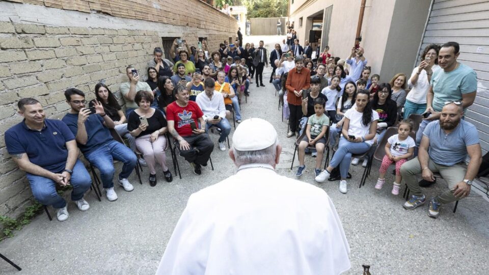 Papa Franjo drži katehezu u garaži rimskog kondominijuma – Vatican News