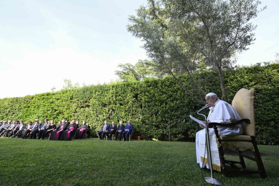Papa Franjo prisjeća se zagrljaja predsjednika Palestine i Izraela 2014. godine u molitvi za mir