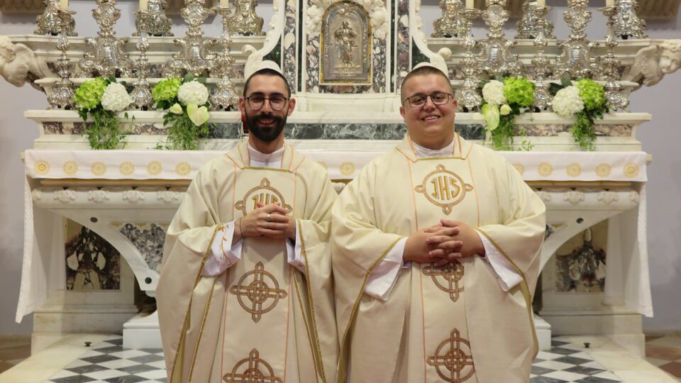 Dvojica novih svećenika Dubrovačke biskupije – don Ivan i don Petar – Dubrovačka biskupija