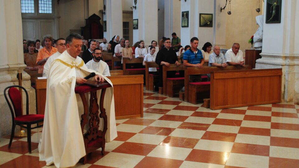 Klanjanje pred Presvetim uoči svećeničkog ređenja – Dubrovačka biskupija
