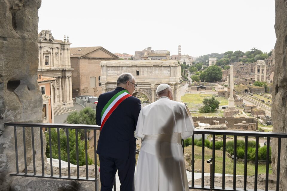 Papa Franjo razmišlja o Rimskom Carstvu u posjetu drevnom brdu Kapitol