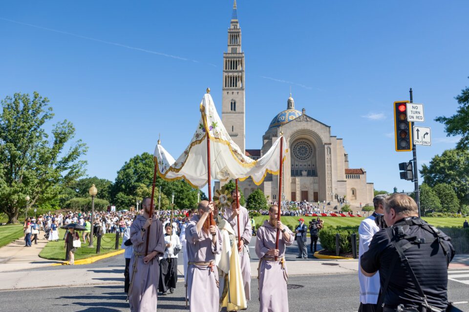 ‘Pridružite nam se!’: ‘Mali Rim’ u Washingtonu, DC ugostio je 1200 ljudi za euharistijsku procesiju