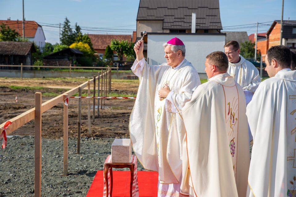 Blagoslovljen kamen temeljac nove crkve u Odri Sisačkoj – Sisačka biskupija