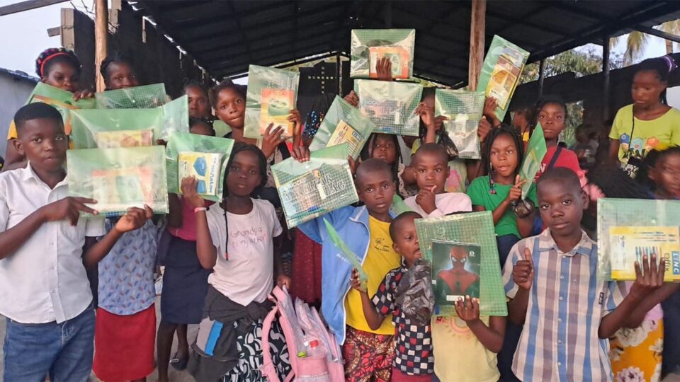 Mozambik: Više od 300 djece dobiva osnovni školski pribor u Beiri