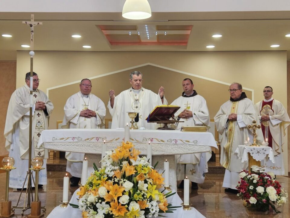Nadbiskup Vukšić slavio misu u crkvi sv. Ante na Petrićevcu