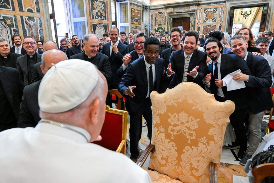 Papa razmjenjuje šale s Colbertom, Fallonom i drugim zvijezdama komedije u Vatikanu