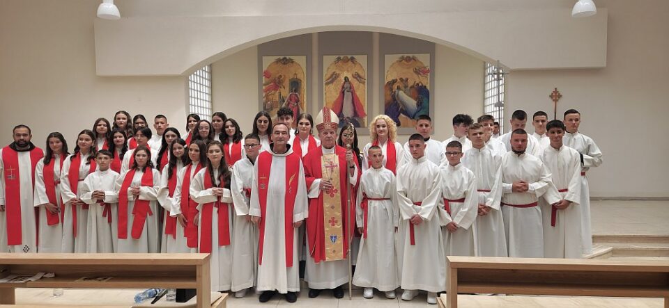 Nadbiskup Vukšić krizmao mlade u župi Bezgrešnog začeća Blažene Djevice Marije u Dubravama