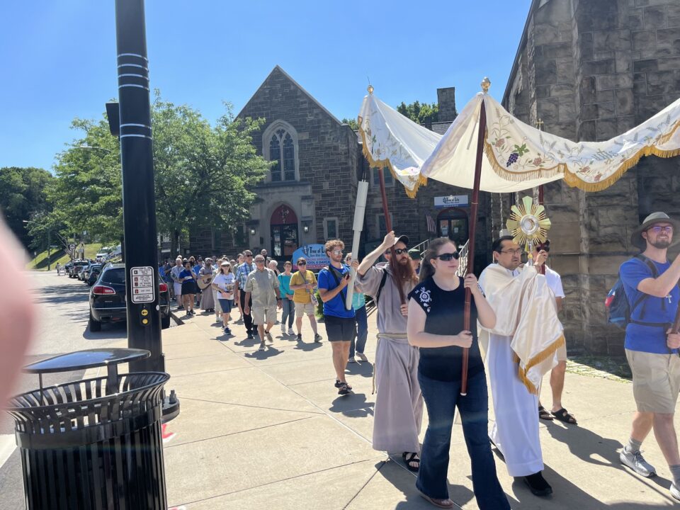 Katolički hodočasnici u procesijama u Pittsburghu evangeliziraju o Kristu i Euharistiji