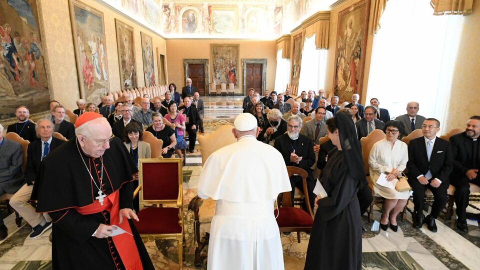 Papa znanstvenicima: Uskladite vjeru i znanost u potrazi za istinom