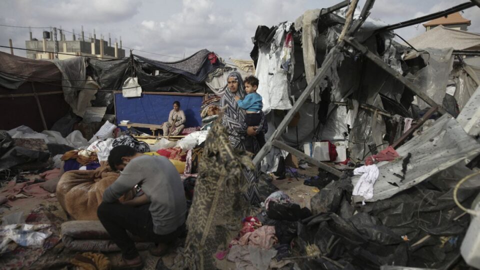 U izraelskim napadima na šatorske kampove u blizini Rafe ubijeno je najmanje 25 ljudi