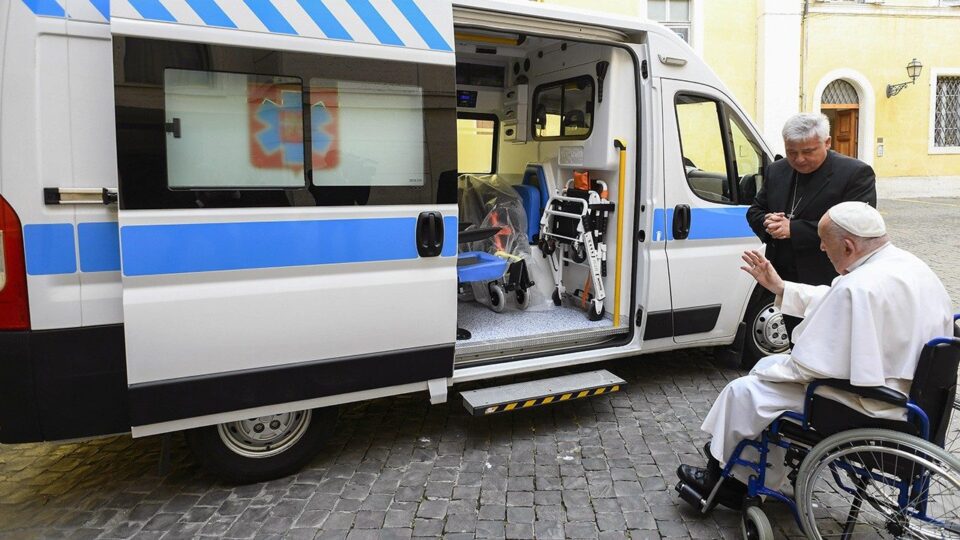 Papa Franjo donirao treće vozilo hitne pomoći ukrajinskoj bolnici