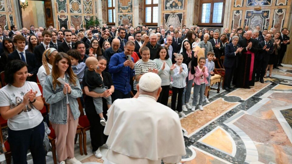 Papa pohvalio Krug svetog Petra za 155 godina nesebičnog služenja – Vatican News