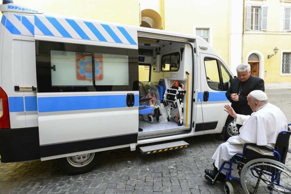 Papa donirao vozilo hitne pomoći, otvorio rehabilitacijski centar u Ukrajini