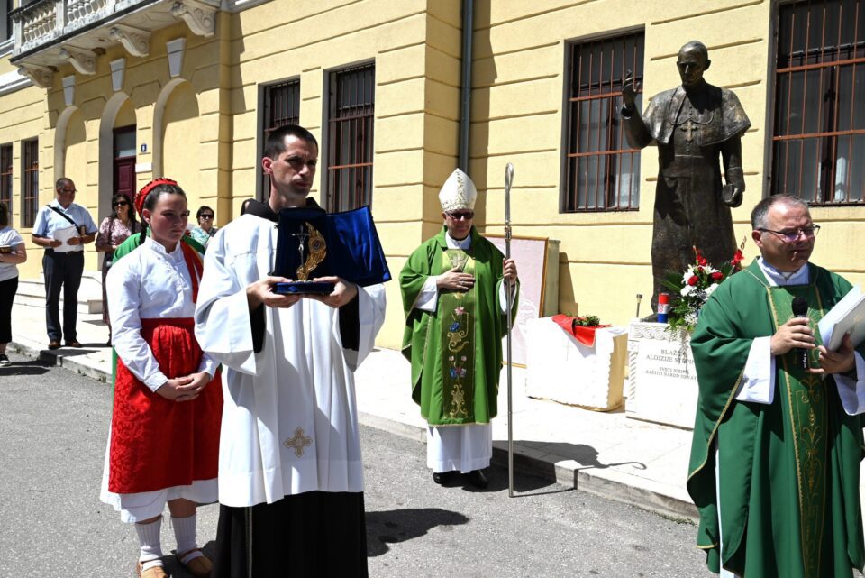 OBROVAC: Proslava dolaska relikvije bl. Alojzija Stepinca u župu sv. Josipa