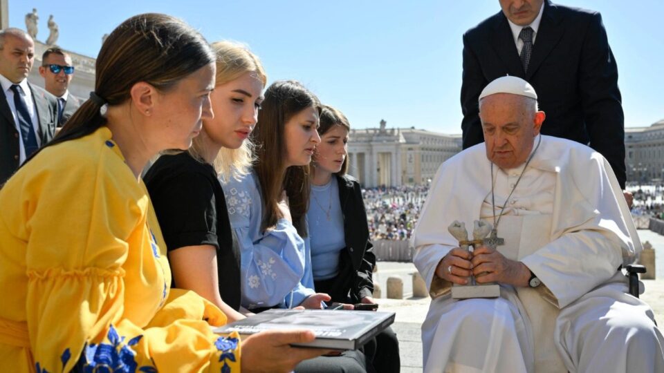 Papa pozdravio ukrajinske žene i majke, apelirao na mir – Vatican News