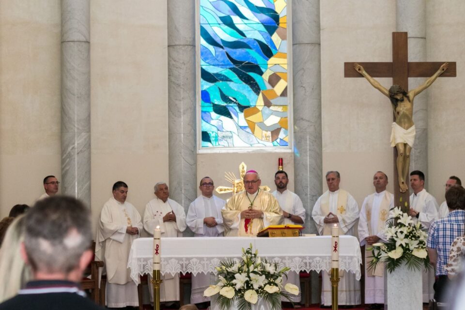 Biskup Rogić slavio misu na svetkovinu sv. Ivana Krstitelja na Škurinjama u Rijeci